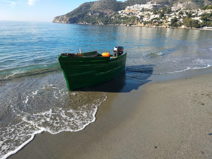 Detenidos cuatro inmigrantes magreb�es menores, tras llegar en patera a la playa de La Herradura